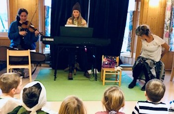 Musikalsk fortellerstund i Medås gårdsbarnehage